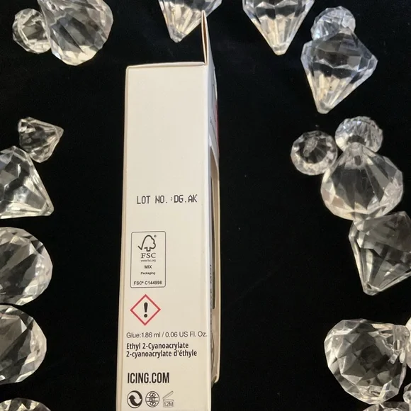 Icing vegan press on nails - Picture 2 of 4